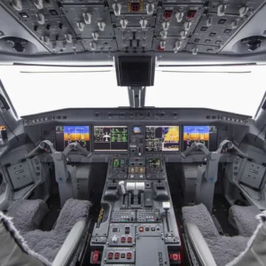 A cabine de comando de um Embraer E195-E2. O procedimento de decolagem automatizada é basicamente o mesmo de uma decolagem normal, com a exceção de que o piloto não puxa os controles, pois o avião o faz automaticamente.