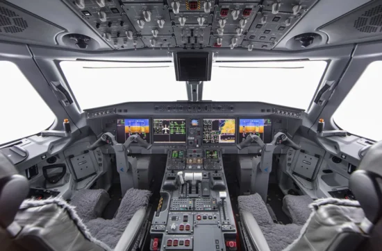 A cabine de comando de um Embraer E195-E2. O procedimento de decolagem automatizada é basicamente o mesmo de uma decolagem normal, com a exceção de que o piloto não puxa os controles, pois o avião o faz automaticamente.